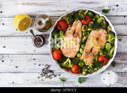 Gebackenes Lachssteak mit Gemüse. Diät-Menü. Ansicht von oben Stockfoto