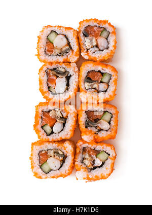 Traditionelle frische japanische Sushi-Rollen isolierten auf weißen Hintergrund. Ansicht von oben Stockfoto