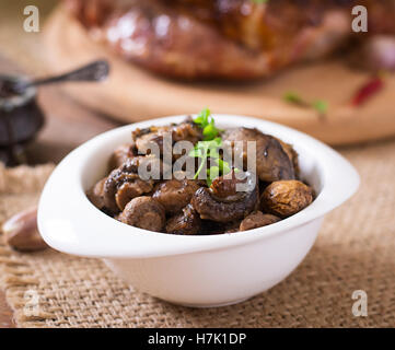 Gebackene Champignons mit provenzalischen Kräutern Stockfoto