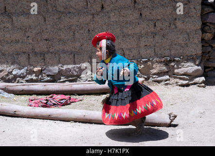 Peruanische Mädchen laufen in bunten traditionellen handgemachten Outfit gekleidet. 21. Oktober 2012 - Patachancha, Cuzco, Peru Stockfoto