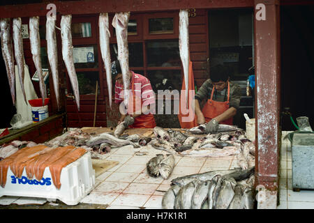 Fischer Reinigung Lachs an Angelmo Fischmarkt. März 16, 2013 - Puerto Montt, Chile Stockfoto