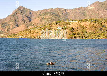 Fischer mit seinem Kanu über Lake Atitlan, Guatemala Stockfoto