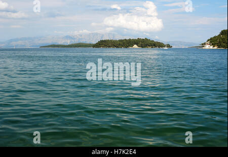 Lefkada, Griechenland, 11. Mai 2013: Landschaft mit Bergen, grüne Insel und Yachten im Ionischen Meer, Griechenland. Stockfoto