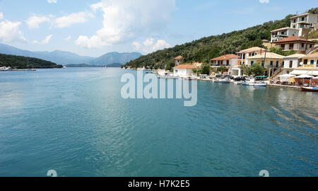 Meganisi Insel, Griechenland, 11. Mai 2013: Blick auf den Hafen und die Insel mit Bergen im Dorf Vathi. Insel Meganisi. Stockfoto