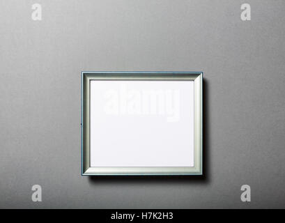 Silber Holzrahmen auf graues Papierhintergrund. Kunstgalerie Stockfoto