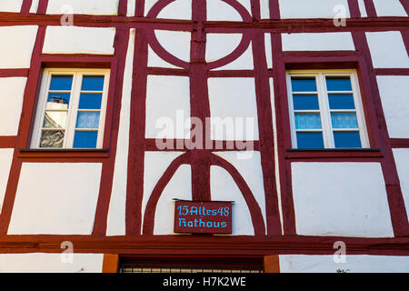 Fassade eines Fachwerkhauses in Pünderich, Mosel, Deutschland Stockfoto