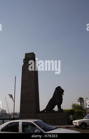 Löwenstatue der Qasr El Nil Brücke Stockfoto