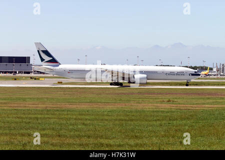 Cathay Pacific Boeing777 in Mailand - Malpensa (MXP / LIMC) Italien Stockfoto