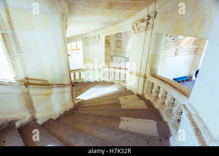 Auf der Suche nach unten die Doppel-Helix-Treppe im Schloss Chambord im Loire-Tal, Frankreich Stockfoto