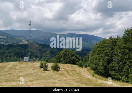 Fernmeldeturm mit Antenne voraus Sommer, Plana Berg, Bulgarien Stockfoto