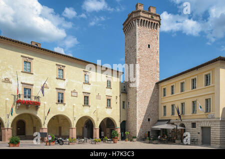 Trevi Piazza Mazzini (Umbrien) Stockfoto