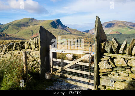 Gate Zugang durch Trockenmauer auf Rhyd-Ddu Pfad Snowdon mit Blick auf die Berge von Snowdonia National Park zu montieren. Gwynedd North Wales UK Großbritannien