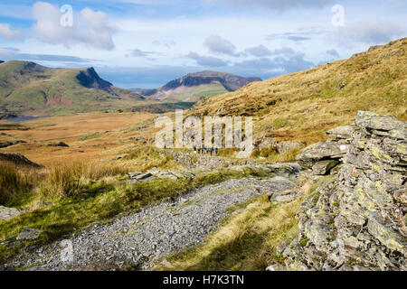 Bergleute aus Rhyd Ddu zu penybonc Cwm Llançà mit Wanderern in Snowdonia National Park (Eryri). Rhyd Ddu, Gwynedd, Wales, Großbritannien, Großbritannien Stockfoto