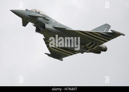 Royal Air Force Taifun Kampfjet mit d-Day-Markierungen. Stockfoto