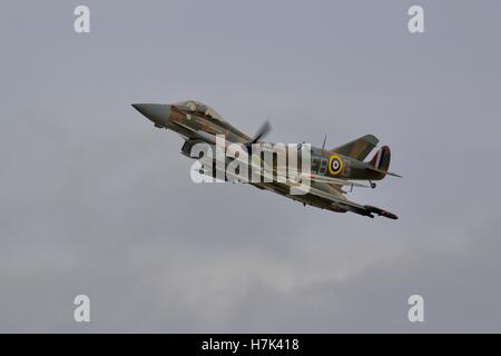 RAF Eurofighter Typhoon & Spitfire Synchro-paar. Stockfoto