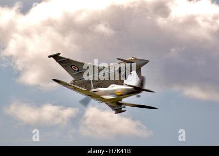 Eurofighter Typhoon & Spitfire Synchro paar. Stockfoto