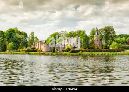 Newstead Abbey Nottinghamshire, England. Blick über den See mit stimmungsvollen Wolken. Stockfoto