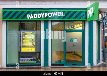 Grün lackiert Paddy Power Wetten Shop mit Werbematerial im Fenster Stockfoto