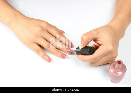 Frau malt ihre Fingernägel mit Nagellack auf weißem Hintergrund Stockfoto