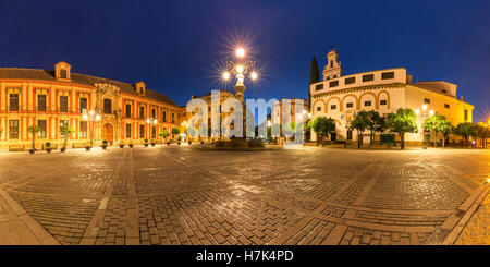 Plaza Virgen de Los Reyes in der Nacht, Sevilla, Spanien Stockfoto