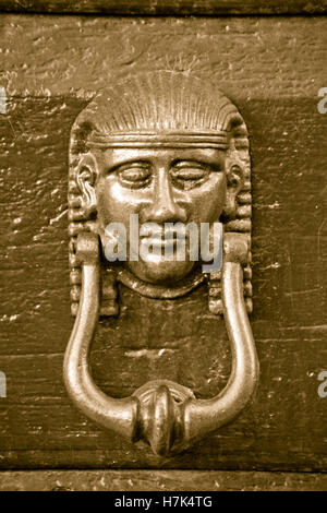 Klopfer-Leiter des antiken Metall Ägypten Pharao des alten Holztür Stockfoto