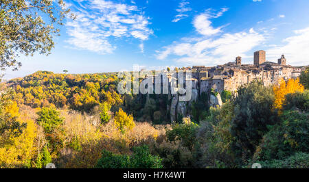 Auhentic mittelalterliche Borgo über Tuffsteine rockt Vitorchiano in Provinz Viterbo, Italien Stockfoto