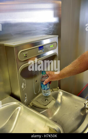 Trinkbrunnen Wasser nachfüllen Station innerhalb der Sicherheitszone des Flughafens Stockfoto