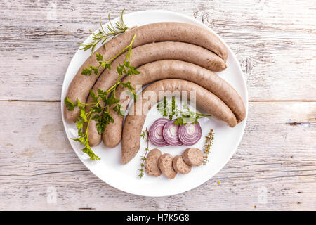 Weißer Pudding Wurst serviert mit Zwiebeln Stockfoto