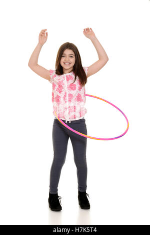 Kind spielt mit Hula-Hoop Stockfoto