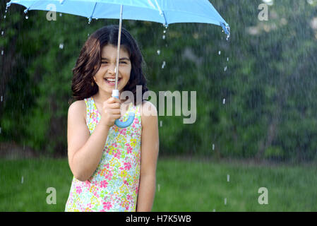 kleines Mädchen im Regen Stockfoto