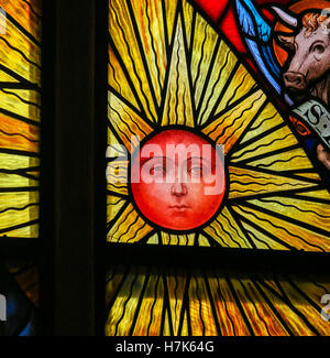 Glasmalerei-Fenster zeigt eine Sonne, in der Kathedrale von Saint Rumbold in Mechelen, Belgien. Stockfoto