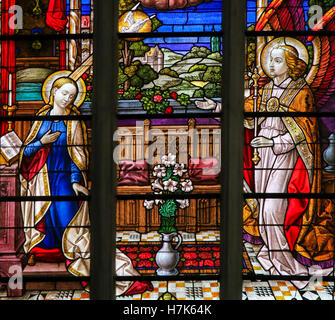 Glasfenster der Verkündigung, in der Kathedrale von Saint Rumbold in Mechelen, Belgien. Stockfoto