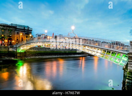 Der Penny-Ha'penny-Brücke und offiziell der Liffey-Brücke ist eine Fußgängerbrücke über den Fluss Liffey in Dubli 1816 gebaut Stockfoto