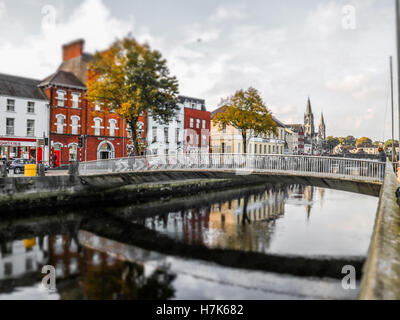 Penny Ha'penny Brücke und offiziell der Liffey-Brücke ist eine Fußgängerbrücke über den Fluss Liffey 1816 gebaut Stockfoto