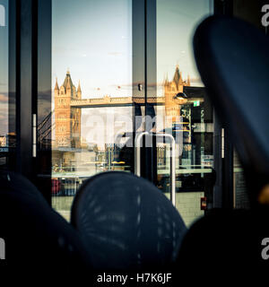 Reflexion der Tower Bridge in London, Vereinigtes Königreich. Stockfoto