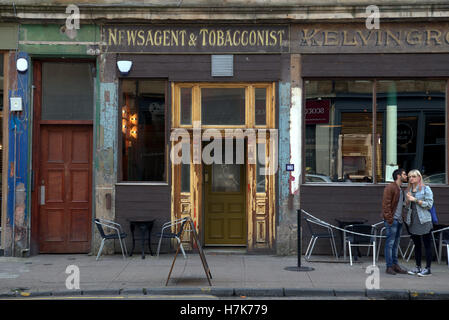 Junges Paar junge Mädchen außerhalb Kelvingrove Cafe Finnieston Stockfoto