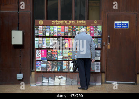 touristische Informationen Info suchen, was am Stand ist Stockfoto