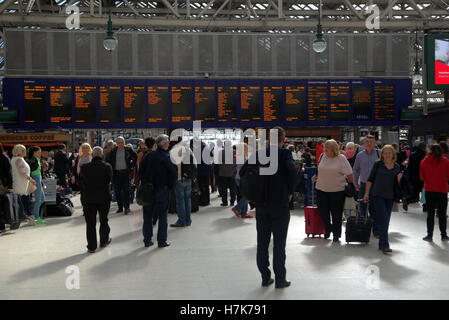 Hauptbahnhof, Ankunft Board suchen Stockfoto