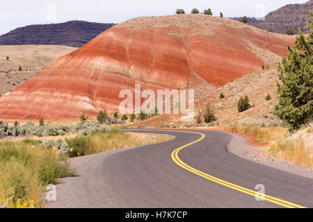 Die Straße schlängelt sich durch bunte Mineral und Gestein Ablagerungen in Oregon Stockfoto