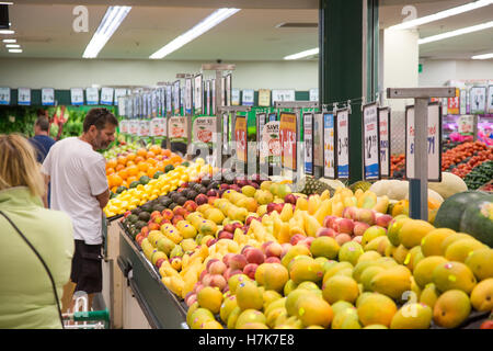 Harris Farm Märkte Supermarkt Store Interieur in North Sydney, Australien, frisches Obst zum Verkauf Mann kauft frisches Obst Stockfoto