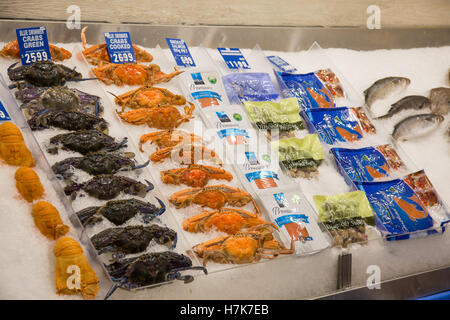 Rohen und gekochten blauen Schwimmer Krabbe und Petersfisch im Ladengeschäft Sydney Fischhändler, Australien Stockfoto