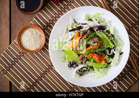 Frischer Salat mit Rindfleisch und Gemüse. Ansicht von oben Stockfoto