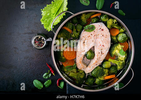 Auf Dampf Lachs-Steak mit Gemüse gekocht. Ansicht von oben Stockfoto