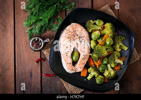 Auf Dampf Lachs-Steak mit Gemüse gekocht. Ansicht von oben Stockfoto