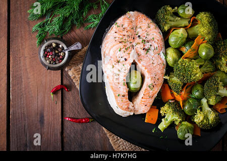 Auf Dampf Lachs-Steak mit Gemüse gekocht. Ansicht von oben Stockfoto