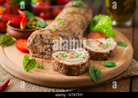 Hackfleisch / Fleischkäse-Brötchen mit Pilzen und Karotten Stockfoto