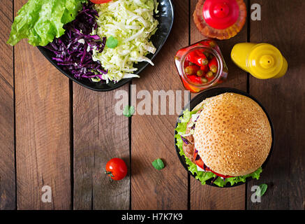 Sandwich-Hamburger mit Käse, saftige Burger und Mischung aus Kohl. Ansicht von oben Stockfoto