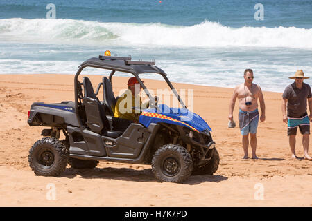 Surf Rescue Lebensretter fahren ein Strandbuggy Bobcat auf seine Beach, Sydney, Australien Stockfoto