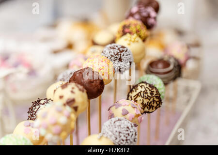 Wedding Cake pops auf Desserttisch Stockfoto