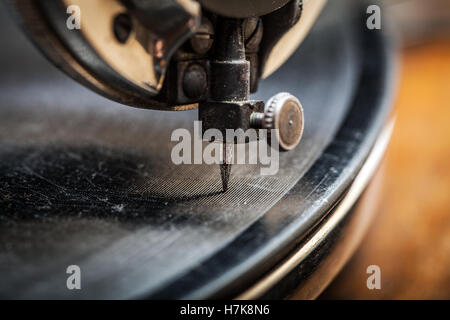 Nadel von sehr alten Grammophon Musikwiedergabe, Makroaufnahme Stockfoto